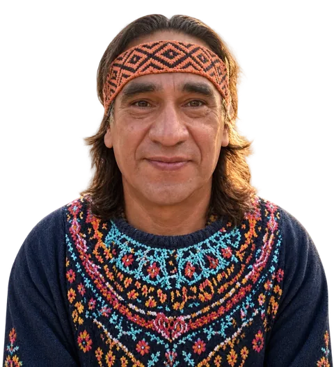 Heriberto Villaseñor, con cintillo tejido y chaleco bordado de colores
